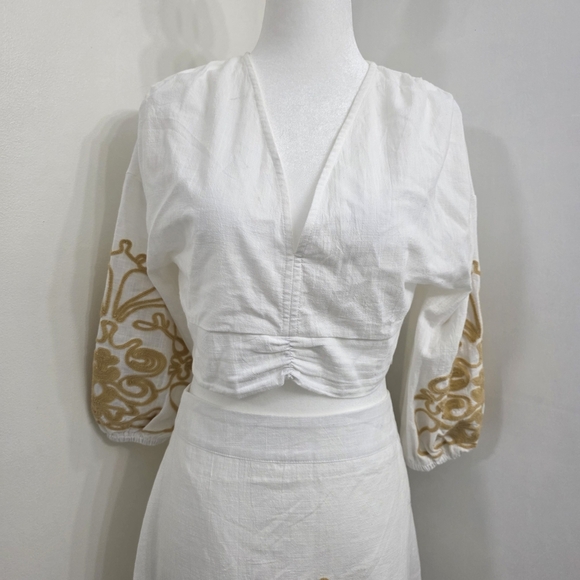 Tractr White and Gold Maxi Dress with V-Neck and Bishop Sleeves - Picture 4 of 13